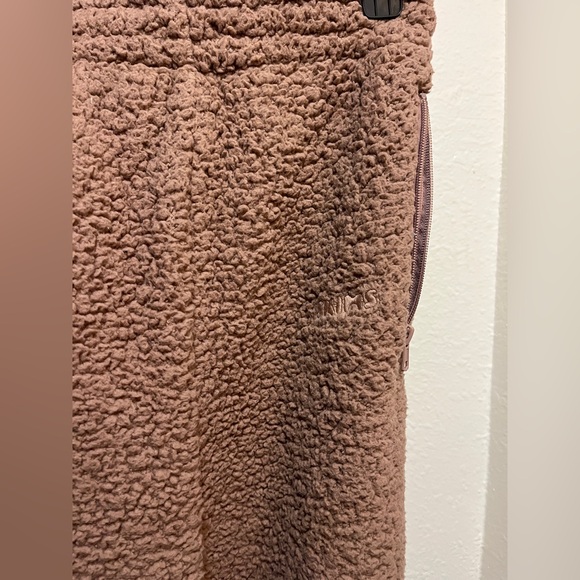 SKIMS Sherpa Teddy Cozy Zip Up Crop Jacket and Wide Leg Tigers Eye Joggers - Picture 9 of 11